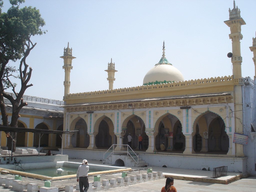 Aurangzeb Tomb Controversy